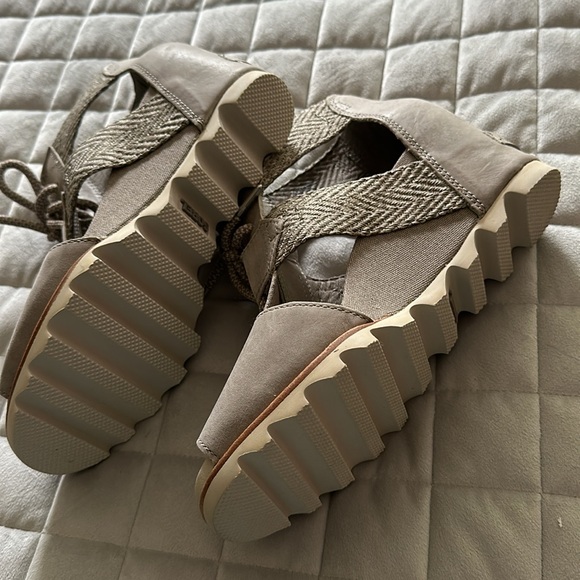 Women’s never worn Sorel wedge sandals - Picture 4 of 5